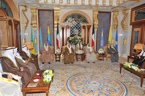 صاحب السمو الامير مستقبلا علي الغانم وهلال المطيري وخالد الصقر واعضاء غرفة التجارة والصناعة
