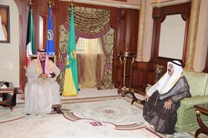 سمو ولي العهد الشيخ نواف الاحمد مستقبلا الشيخ ناصر صباح الاحمد
