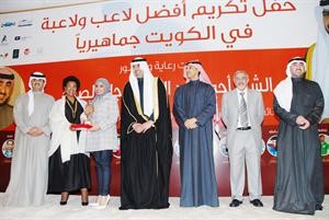 الشيخة نعيمة الاحمد تكرم سارة المضاحكة بحضور دهلال الساير والشيخ خالد الفهد والشيخ دعيج الخليفة وعبدالعزيز البالول وحسين عاشور﻿