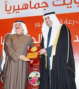 الزميل عدنان السيد يتسلم درعا تذكارية