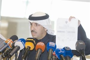 ممرزوق الخرافي يستعرض احد المستندات المتعلقة بستاد جابر في المؤتمر ﻿