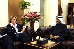 الرئيس الخرافي اثناء استقباله السفيرة الاميركية﻿