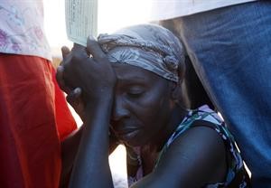 امراة تنتظر في طابور للمساعدات في المحافظة الهاييتية ﻿
