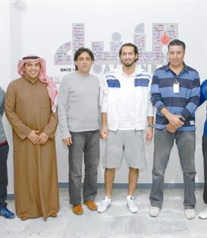 رئيس القسم الرياضي الزميل بلال غملوش بجوار القلاف والزميلين احمد حسين وعبدالعزيز جاسم﻿