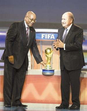 بلاتر وزوما يسعيان للنجاح في تنظيم كاس العالم 2010 بجنوب افريقيا