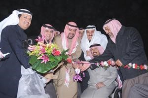 الشيخ احمد الفهد وحسين الحريتي يقصان شريط افتتاح المخيم﻿