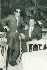 صورة اهداها لوالدته ويبدو مع صديقه خالد الرباح خلال دراسته