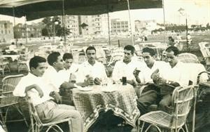 المهيني متوسطا مجموعة من اصدقائه الدارسين في القاهرة عام 1959
