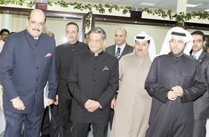 الوزير الهندي وعماد بوخمسين وانور بوخمسين وسفير الهند في الكويت خلال الزيارة﻿