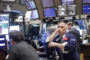 القلق يبدو على احد المتعاملين في بورصة وول ستريت 	رويترز﻿