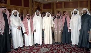 خادم الحرمين الشريفين الملك عبدالله بن عبدالعزيز خلال استقباله وفد قبيلة الهواجر في مزرعته بالجنادرية﻿