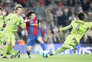 مهاجم برشلونة ليونيل ميسي يمر بمهارة عالية بين لاعبي خيتافي في طريقه لاحراز هدف لا ينسى على طريقة مارادونا في مباراة سابقة
﻿