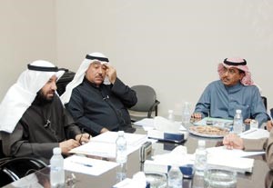الزميل نائب رئيس التحرير عدنان الراشد مستمعا لحديث دعلي العمير ويبدو دمانع السديراوي
