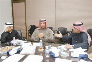 دصلاح المضحي في حوار نقاشي مع خالد الخالد ومحمد صالح مستمعا
