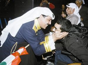 الرويشد يقبل احد المعاقين الحاضرين للحفل الثاني من ليالي فبراير في لفتة انسانية معهودة من بوخالد
﻿