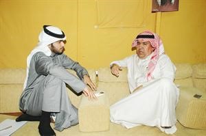 محمد الحفيظ يتحدث للزميل حسين البريكان
