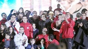 المطرب عمرو دياب يحتفل مع نجوم الفراعنة بكاس امم افريقيا																افپ﻿