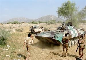جنود يمنيون ياخذون مواقعهم القتالية في شمال غرب محافظة صعدة التي تشكل معقلا للمتمردين الحوثيين 	افپ﻿