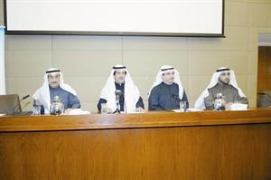 اسعد البنوان ودرمضان الشراح يتوسطان منصة المؤتمر