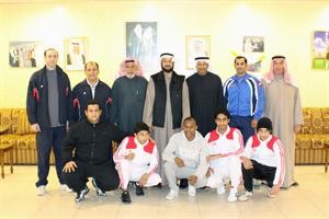 منصور الراشد وعبدالكريم المطوع مع لاعبي ملاكمة الصليبخات اثناء التكريم
﻿