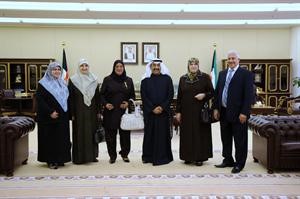 رئيس مجلس الامة جاسم الخرافي لدى استقباله الاء السعدون وامل القاضي بحضور دمعصومة المبارك
