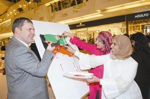 شعاع القاطي وستيف بوندز يشاركان في الرسومات﻿