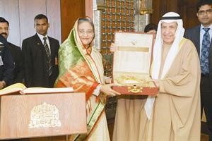 علي الغانم يهدي رئيسة وزراء بنغلاديش درعا تذكارية﻿