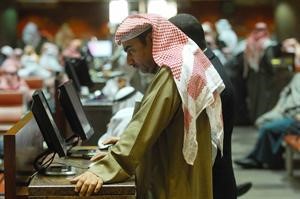 بعض المتداولين يتابعون العروض والطلبات عبر شاشة الكمبيوتر 	احمد باكير﻿