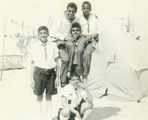 المنصوري الاول من اليسار خلال المخيم الكشفي عام 1964﻿