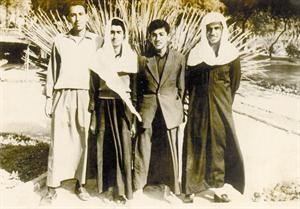 المنصوري الثاني من اليمين في حديقة الاحمدي﻿