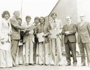 المنصوري الثالث من اليسار في كلية لانكشاير بالمملكة المتحدة عام 1974﻿