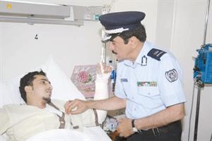 اللواء المنصوري يعود احد جرحى الاطفاء﻿