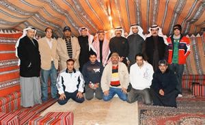 جاسم البدر متوسطا المشاركين في المخيم الربيعي﻿