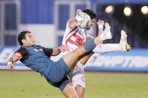 مدافع انبي عمرو فهيم يبعد الكرة من امام مهاجم الزمالك احمد جعفر﻿