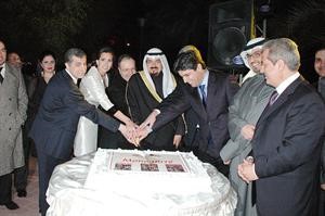 الشيخ احمد العبدالله وطارق متري والسفير اللبناني واعضاء ادارة موندانتيه يقطعون كيكة الحفل

