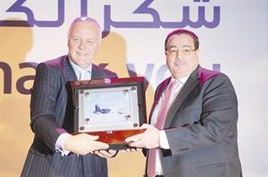 جورج كوبر مكرما منذر ناجيا من مجموعة بودي للطيران
