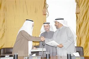 دناجي المطيري وماحمد الصبيح يتبادلان مذكرة التفاهم بحضور دفاضل صفر﻿
