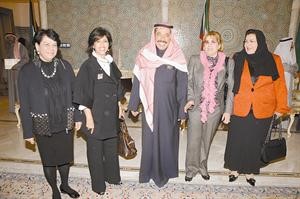 عبدالعزيز البابطين مع بعض الناشطات السياسيات والاعلاميات﻿