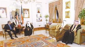 صاحب السمو الامير مستقبلا عمرو موسى بحضور الشيخ ناصر صباح الاحمد والشيخ علي الجراح﻿