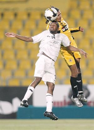 صراع هوائي بين لاعب السد خلفان ابراهيم ولاعب قطر خالد الزكيبا	 رويترز﻿