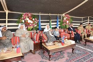 صاحب السمو الامير الشيخ صباح الاحمد وحفيده الشيخ صباح حمد صباح الاحمد والشيخ جابر المبارك والشيخ ناصر صباح الاحمد خلال تفقد الحدود