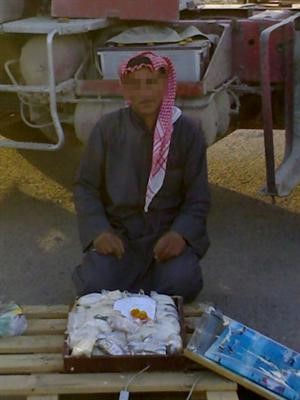 السائق السوري وامامه كمية الحبوب المضبوطة معه