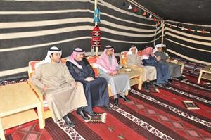 الشيخ خالد العبدالله مع بعض الحضور في المادبة﻿