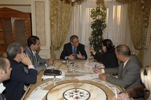 عمرو موسى مجيبا عن اسئلة الصحافيين﻿