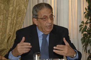 عمرو موسى متحدثا خلال المؤتمر الصحافي﻿