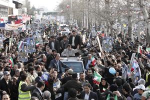 نجاد يحيي انصاره في وسط طهران بمناسبة الذكرى 31 لقيام الثورة الاسلامية بايران امس	 اپ
﻿