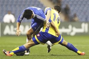 المصري حسام غالي لاعب النصر يقطع الكرة من الكوري الجنوبي لي يونغ بيو لاعب الهلال 												رويترز﻿