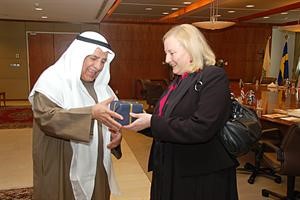 علي الغانم يقدم للوزيرة السويدية هدية تذكارية﻿