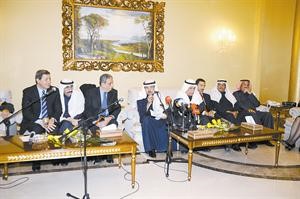 ناصر الخرافي متحدثا خلال حفل استقبال عمرو موسى ووزير التجارة والصناعة المصري مرشيد محمد رشيد ويبدو علي الغانم وبدر الحميضي والسفير المصري بالكويت