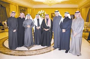 الشيخ دمحمد الصباح متوسطا مرزوق الخرافي ولؤي الخرافي وبدر الخرافي وفيصل الخرافي وعددا من الحضور
